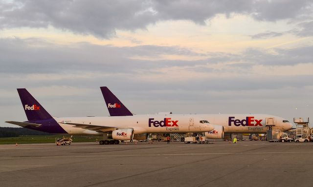 Boeing 757-200 (N903FD)