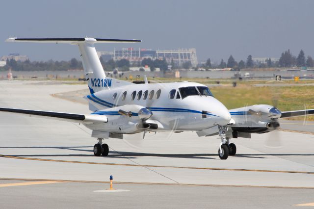 Beechcraft Super King Air 300 (N221MM)