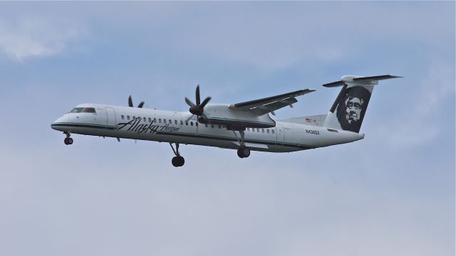 de Havilland Dash 8-400 (N436QX) - QXE649A from KBLI on final to Rwy 16C on 5/10/14. (cn 4236).