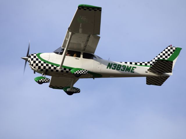 Cessna Skyhawk (N383ME) - Take off runway 26.