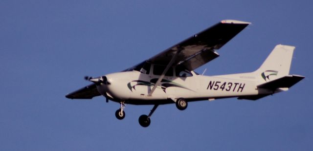 Cessna Skyhawk (N543TH) - About to touch down is this 2019 Cessna 172S Skyhawk SP in the Winter of 2024.