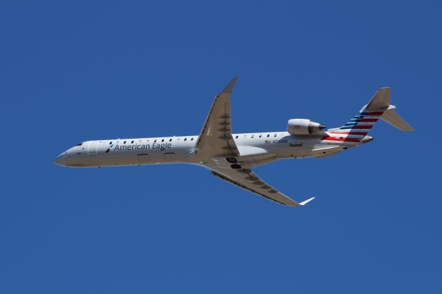 Canadair Regional Jet CRJ-900 (N586NN)