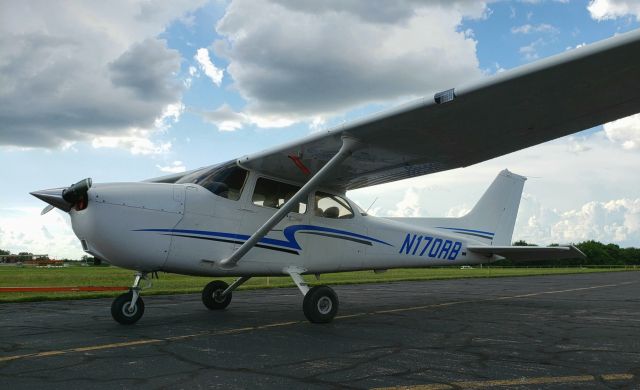 Cessna Skyhawk (N170RB) - Pulling trainers in before stormy weather comes in.