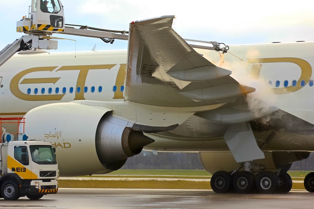 BOEING 777-300ER (A6-ETS)