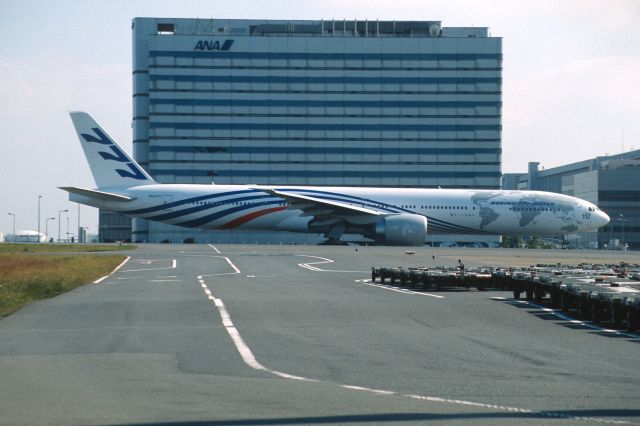 BOEING 777-300 (N5017V) - Taxing at Tokyo-Haneda Intl Airport on 2003/10/27 " World Demo Tour "