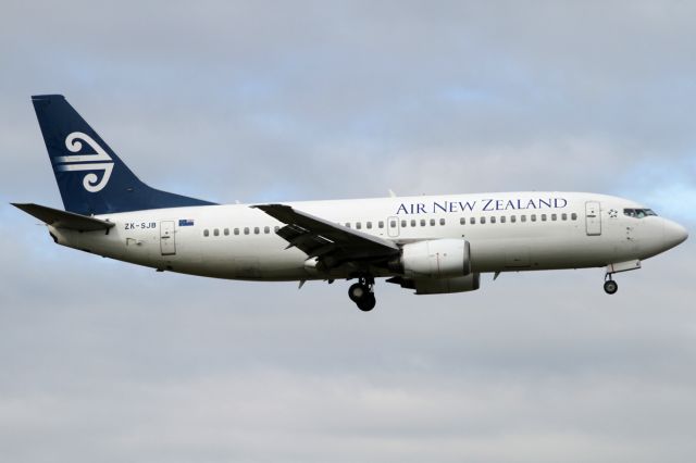 BOEING 737-300 (ZK-SJB)