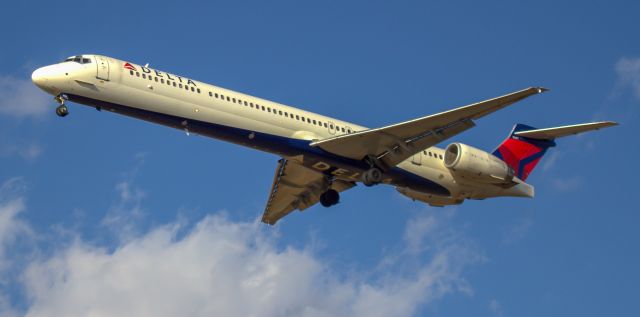 McDonnell Douglas MD-90 (N947DN)