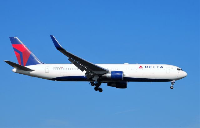 BOEING 767-300 (N174DN)