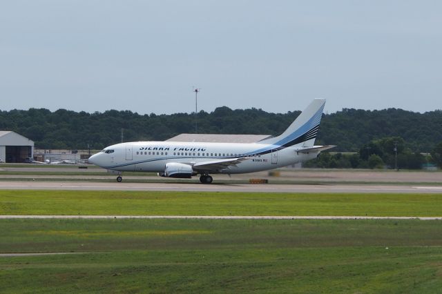 Boeing 737-500 (N708S)