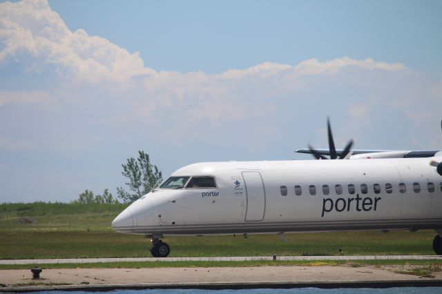 de Havilland Dash 8-400 (C-GKQC)