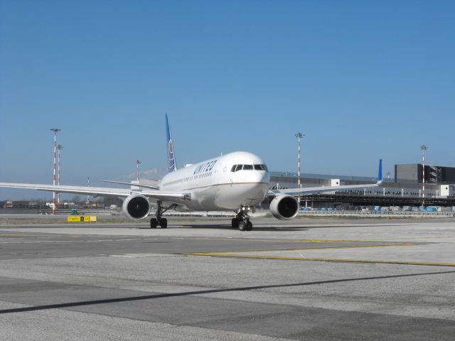 BOEING 767-300 (N672UA)