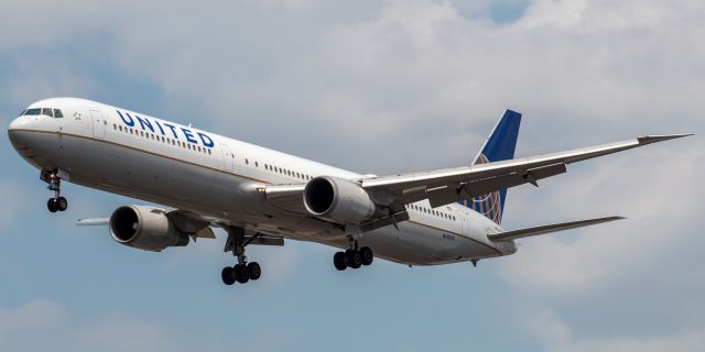 BOEING 767-400 (N69059) - United Airlines Boeing 767-424ER arriving from Lisbon landing on runway 29 at Newark on 7/28/21.