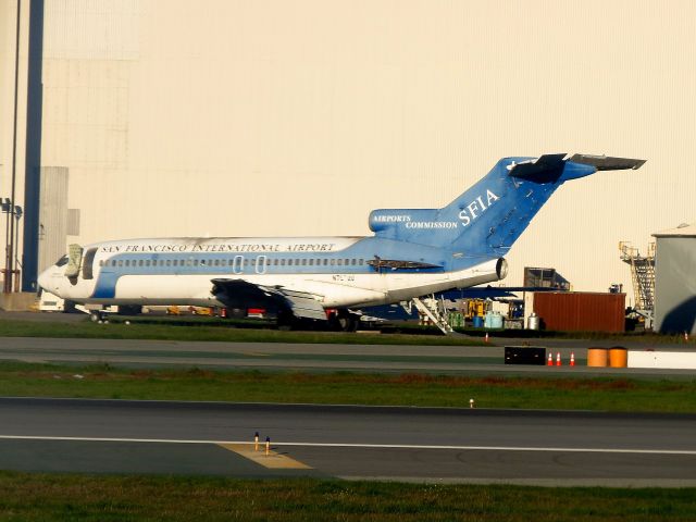 Boeing 727-100 (N7002U)