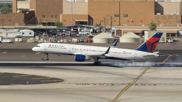 Boeing 757-200 (N6706Q) - Arriving 26br /9/29/17