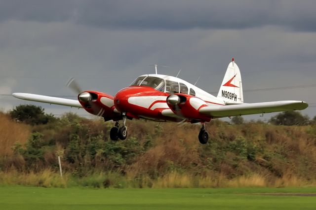 Piper Apache (N909PH)