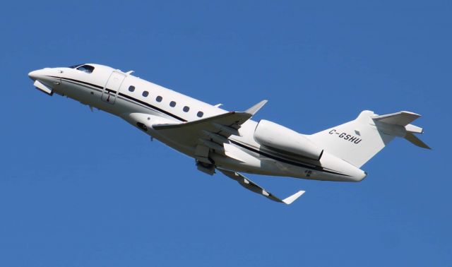 Embraer Legacy 550 (C-GSHU) - Décollage piste 25 à CYGR
