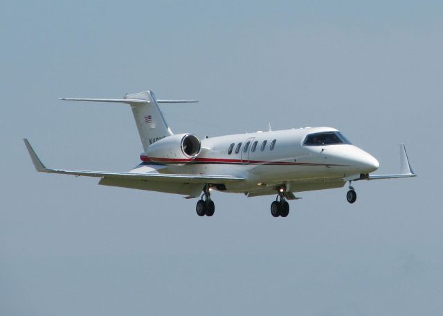 Learjet 40 (N40NB) - Landing on runway 14 at the Shreveport Downtown airport.