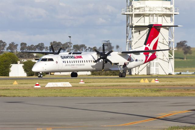 de Havilland Dash 8-400 (VH-LQM) - QantasLink (VH-LQM) Bombardier DHC-8-402Q taxiing at Wagga Wagga Airport.