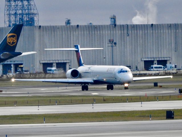 McDonnell Douglas MD-90 (N929DN)