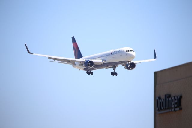 BOEING 767-300 (N174DN)