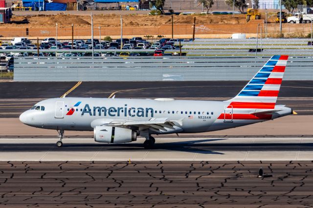 Airbus A319 (N828AW) - An American Airlines A319 landing at PHX on 2/28/23. Taken with a Canon R7 and Canon EF 100-400 L ii lens.