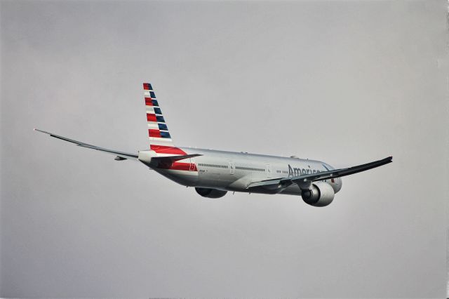 Boeing 777-200 (N733AR) - Banking out to head across the pond