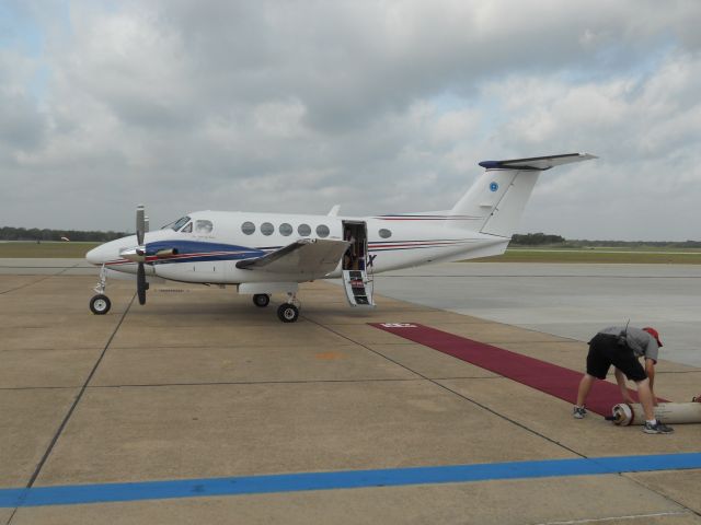 Beechcraft Super King Air 200 (TEXDOT1) - TxDOT1 after dropping of VIPs at Easterwood. Hence the Maroon Carpet being rolled back up.