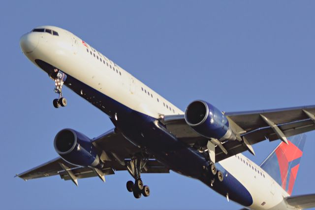 Boeing 757-200 (N670DN) - Short final on RWY 1L inbound from KCVG to KTPA. Looks like a pretty old bird!