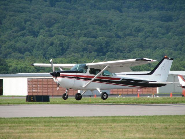 Cessna Skyhawk (N4879G) - Landing at the 2009 WRAP Pancake breakfast.  He was giving rides.  One of many landings.