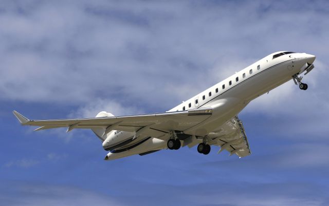 Bombardier Global Express (N180PE)