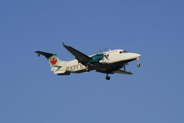 Beechcraft 1900 (C-GAAU) - Arriving at Montreal-Trudeau on runway 24R