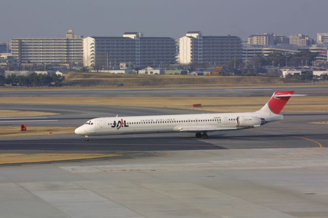 McDonnell Douglas MD-90 (JA8065)