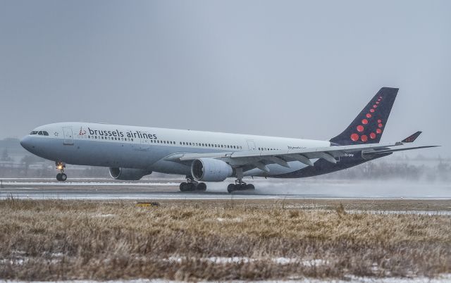 Airbus A330-300 (OO-SFW) - BEL551 touches down on runway 05