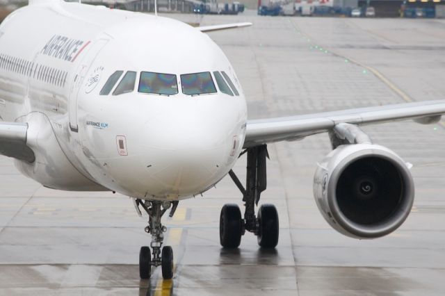 Airbus A319 (F-GRXC) - Pulling into gate L35 after a flight from Algeria.