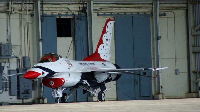 Lockheed F-16 Fighting Falcon — - Thunderbirds (7) F-16  Puerto Rico Air Show April 18-19 - 2009 Lt Col Derek Routt Operations Officer / Second in Command José Aponte de la Torre Airport TJRV Ceiba, Puerto Rico USA  Foto por Tomás Del Coro