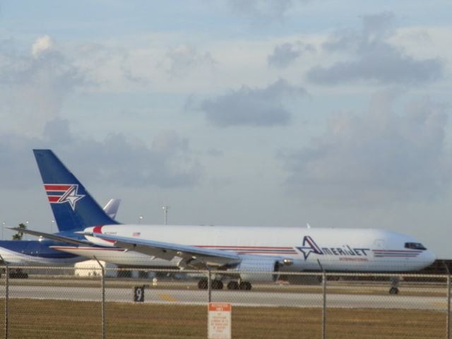 BOEING 767-200 (N739AX)