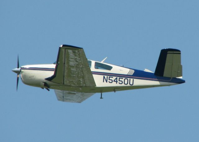 Beechcraft 35 Bonanza (N5450U) - 1967 Beech V35 departing Downtown Shreveport.