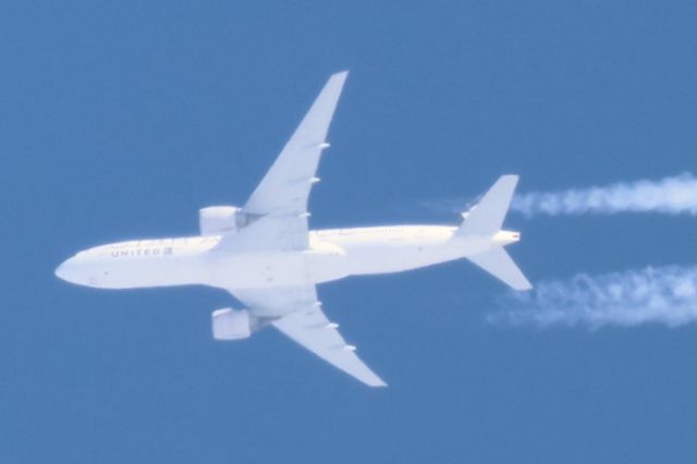 Boeing 777-200 (N76021) - N76021 Boeing B777 224 ER United Airlines UA79 De NEWARK EWR. Vers TOKIO NRT Altitude 9754 Mètres .Vitesse 839 KM/H Survolant la ville de Lavaltrie QC. Le 12-02-2025 à 12:43.