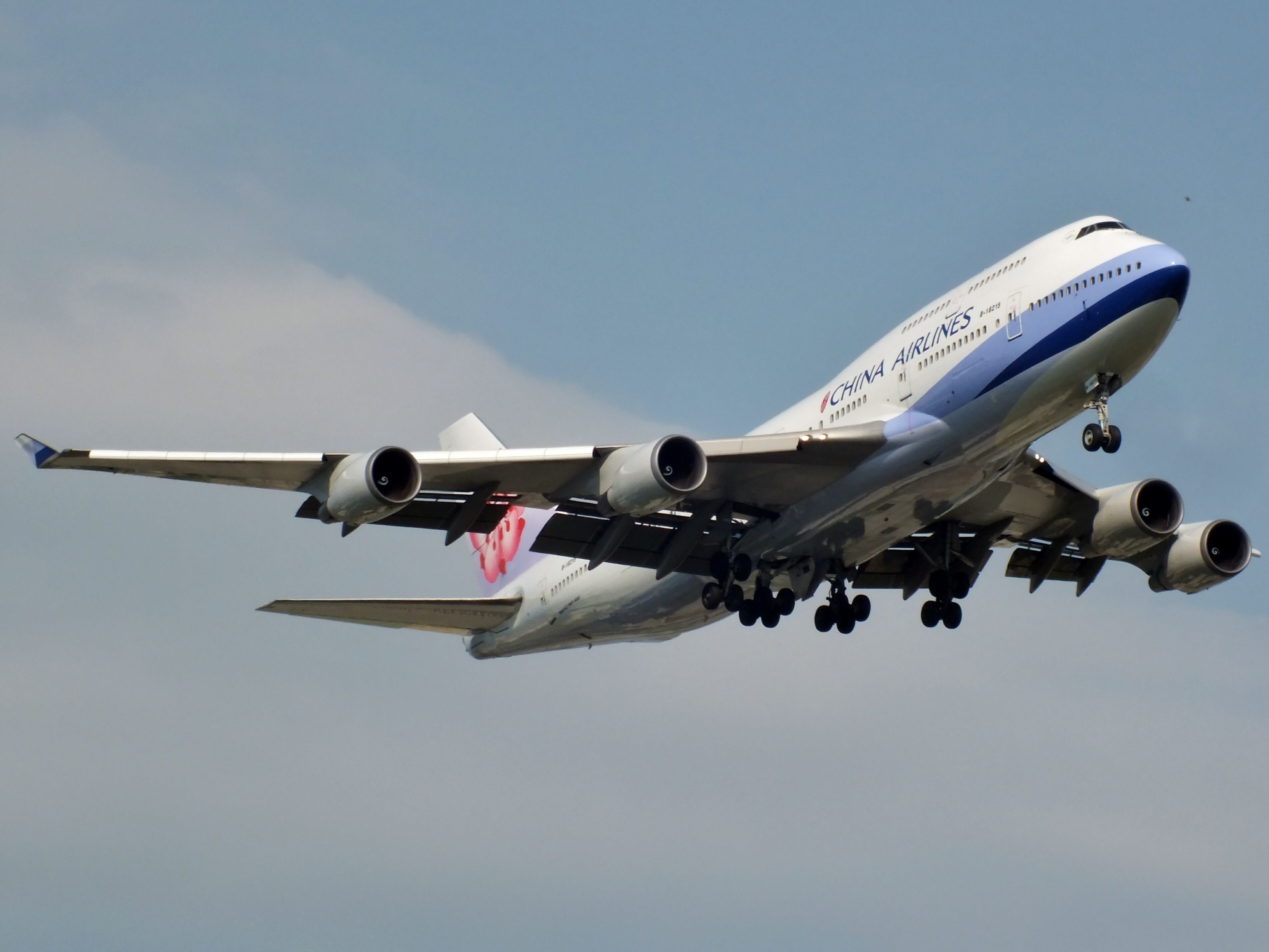 Boeing 747-400 (B-18215)