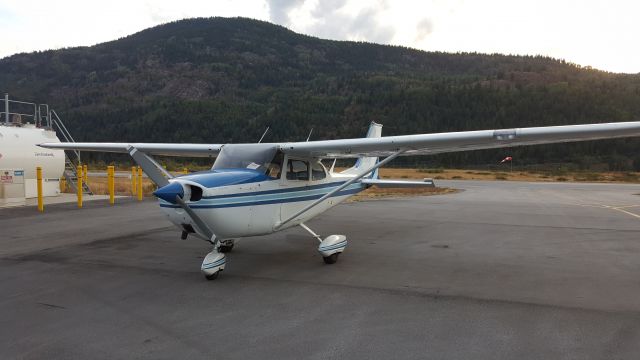 Cessna Skyhawk (C-GGQS) - C-GGQS at the CAD4 fuel pumps