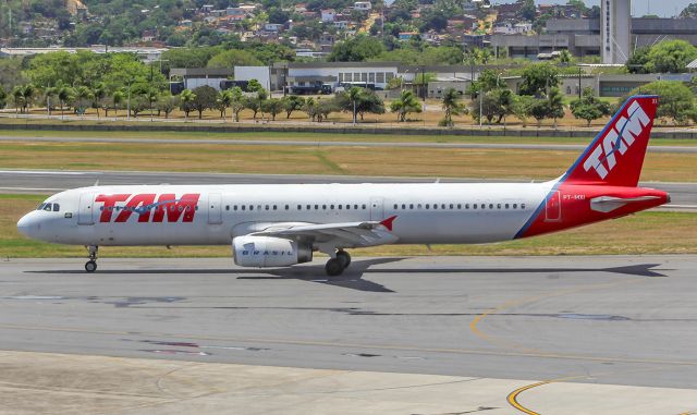 Airbus A321 (PT-MXI)