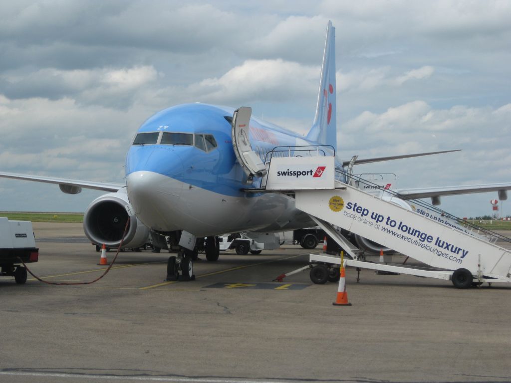 Boeing 737-800 (G-FDZF)