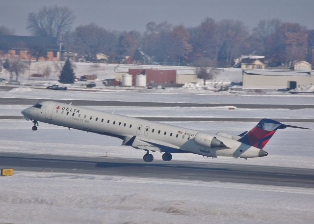 Canadair Regional Jet CRJ-900 (N924XJ) - Taking off