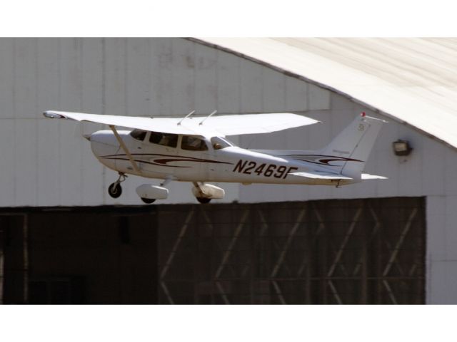 Cessna Skyhawk (N2469F) - Take off RW34.