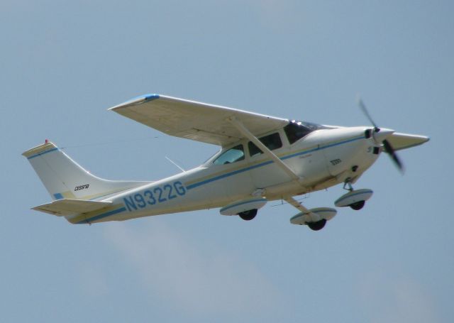 Cessna Skylane (N9322G) - Off of 23 at Downtown Shreveport.