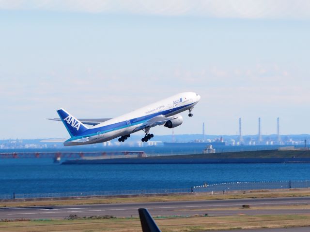 Boeing 777-200 (JA702A)