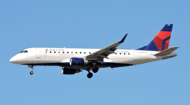 Embraer ERJ 175 (N218JQ) - Moments till landing, March 2020.