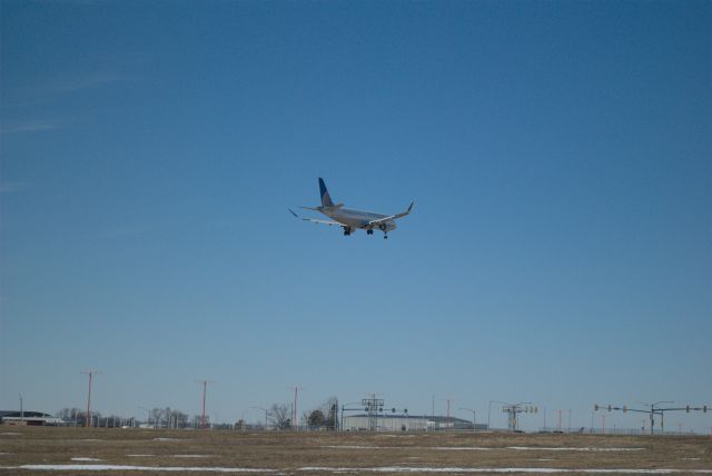 Embraer 175 (N114SY)