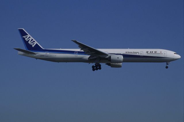 BOEING 737-300 (JA753A) - Final Approach to Tokyo-Haneda Intl Airport Rwy22 on 1998/09/16