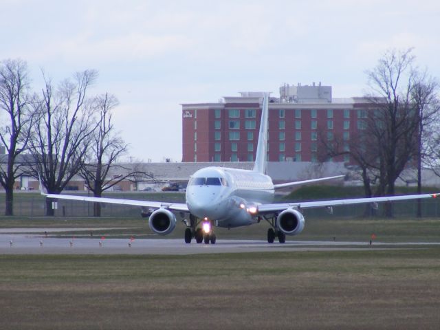 Embraer ERJ 175 (C-FFYG) - waiting at the threshold for take off